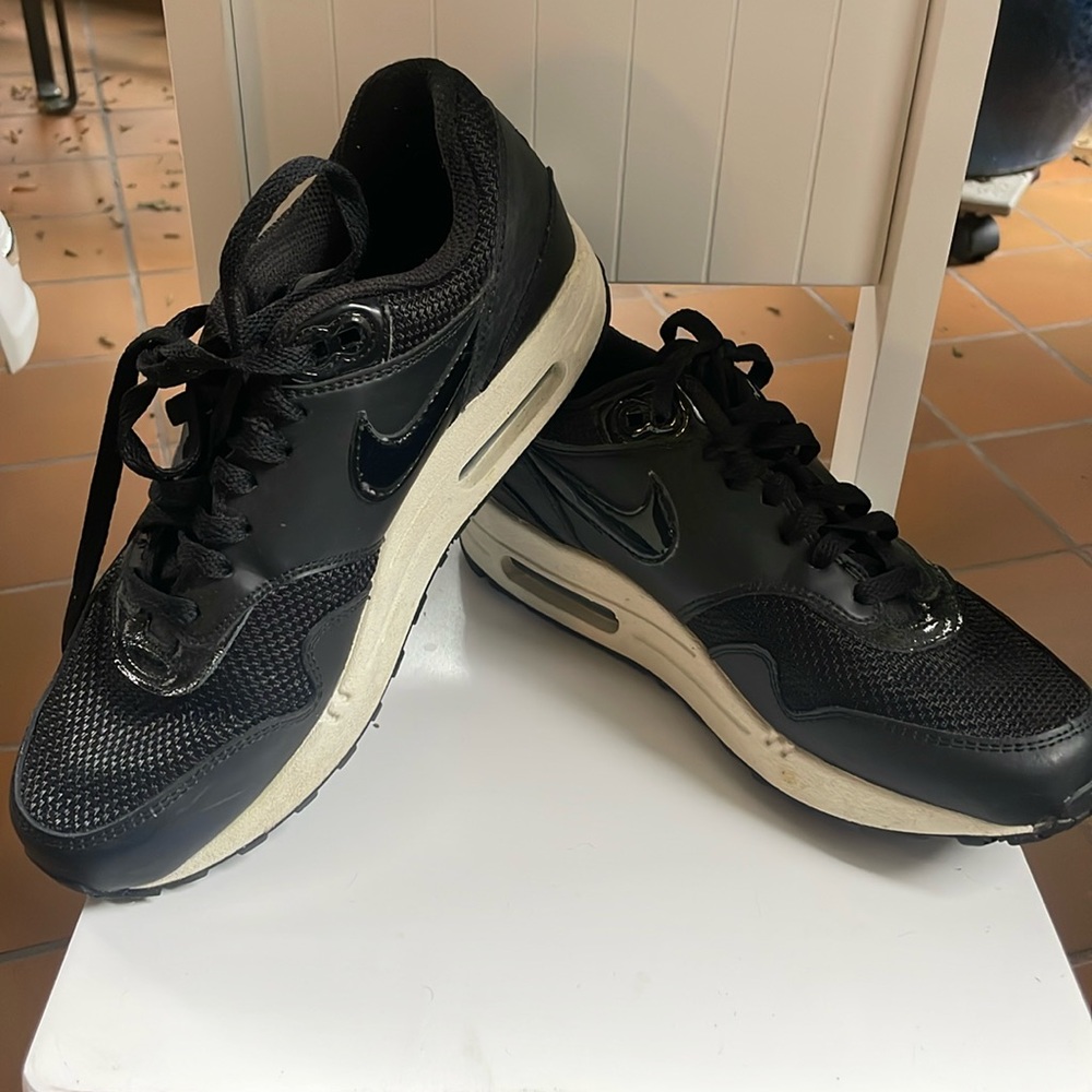 Nike sneakers size 8 1/2 black
